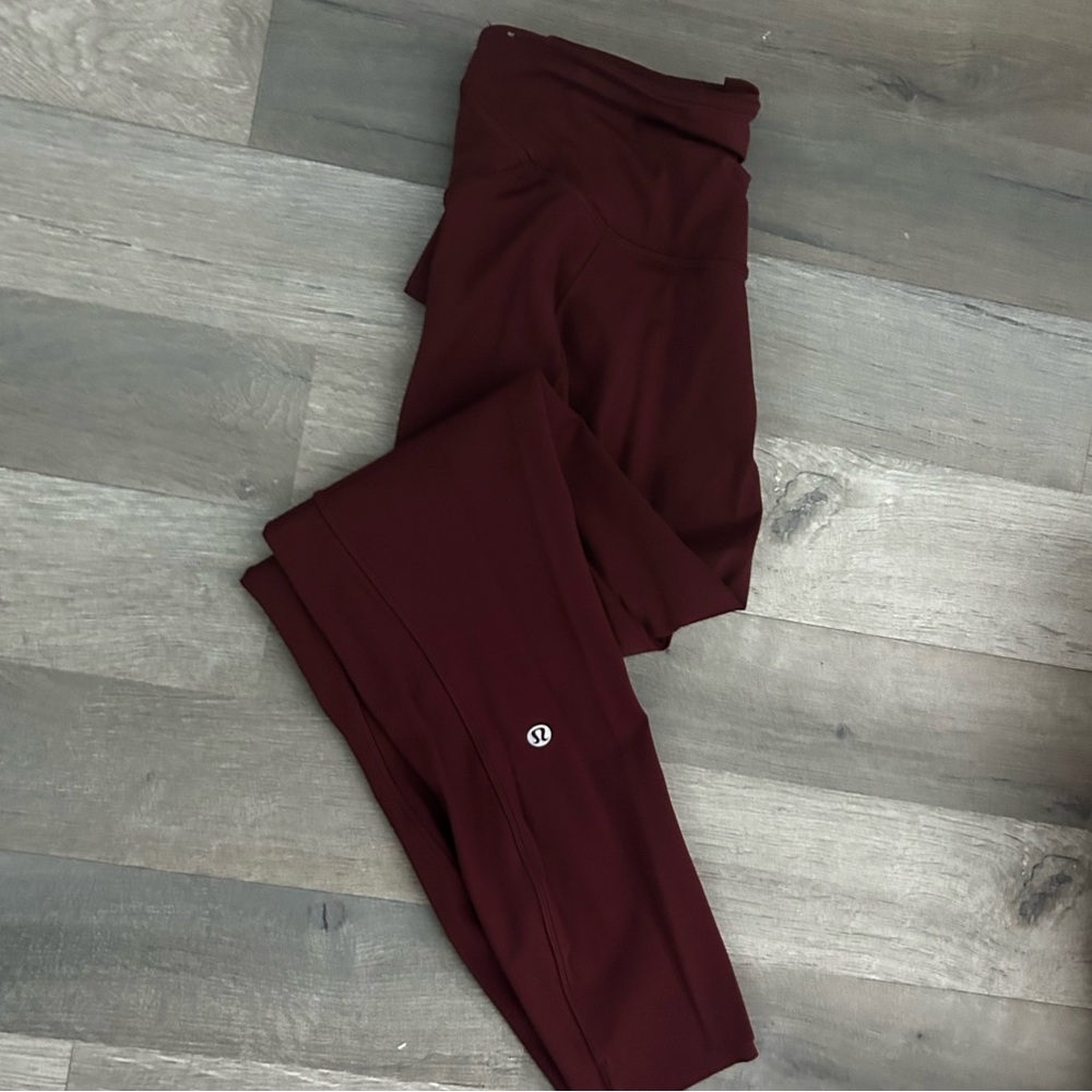 Red merlot 25 inch base pace size 6 lululemon